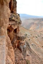 Mont Arbell (5 minutes de l'Oasis), fortifications dans la falaise